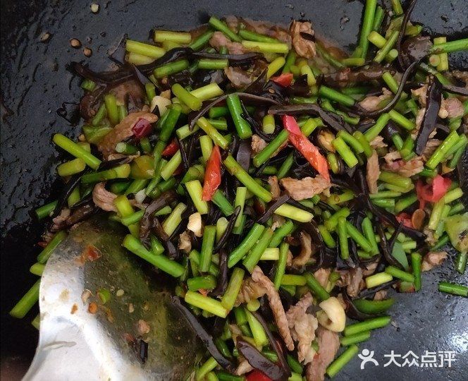 超下饭的蒜苔木耳炒肉就在这里