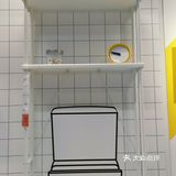 这样一块墙面闲着也怪可惜，可以在上面放一些装饰品