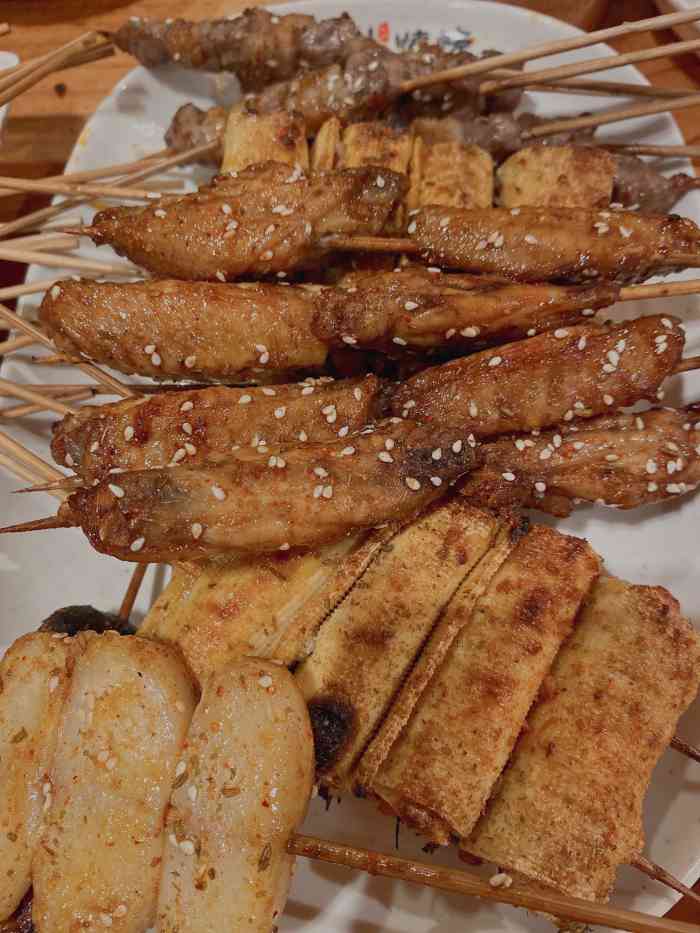 烟斗烧烤(柳市车站路店)-"烧烤店的环境比一般的烧烤摊子好,但是音乐.