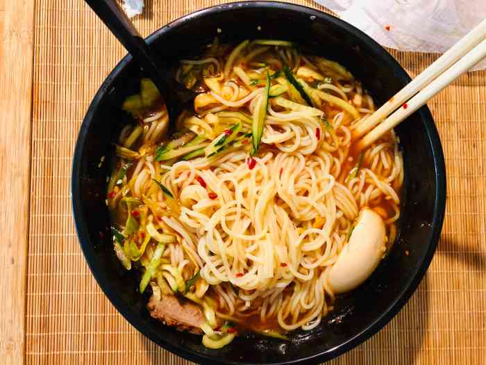 打分    /人 点的外卖,炎炎夏日就想吃冷面.面很有劲道,味道很赞.