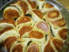 三鲜猪肉，肝肠猪肉，韭菜鸡蛋，的都一块钱一个特别好吃，粥也特别好喝，还有很多小菜，鸡蛋糕，鸡蛋闷子。-兴隆水煎包(学院路分店)