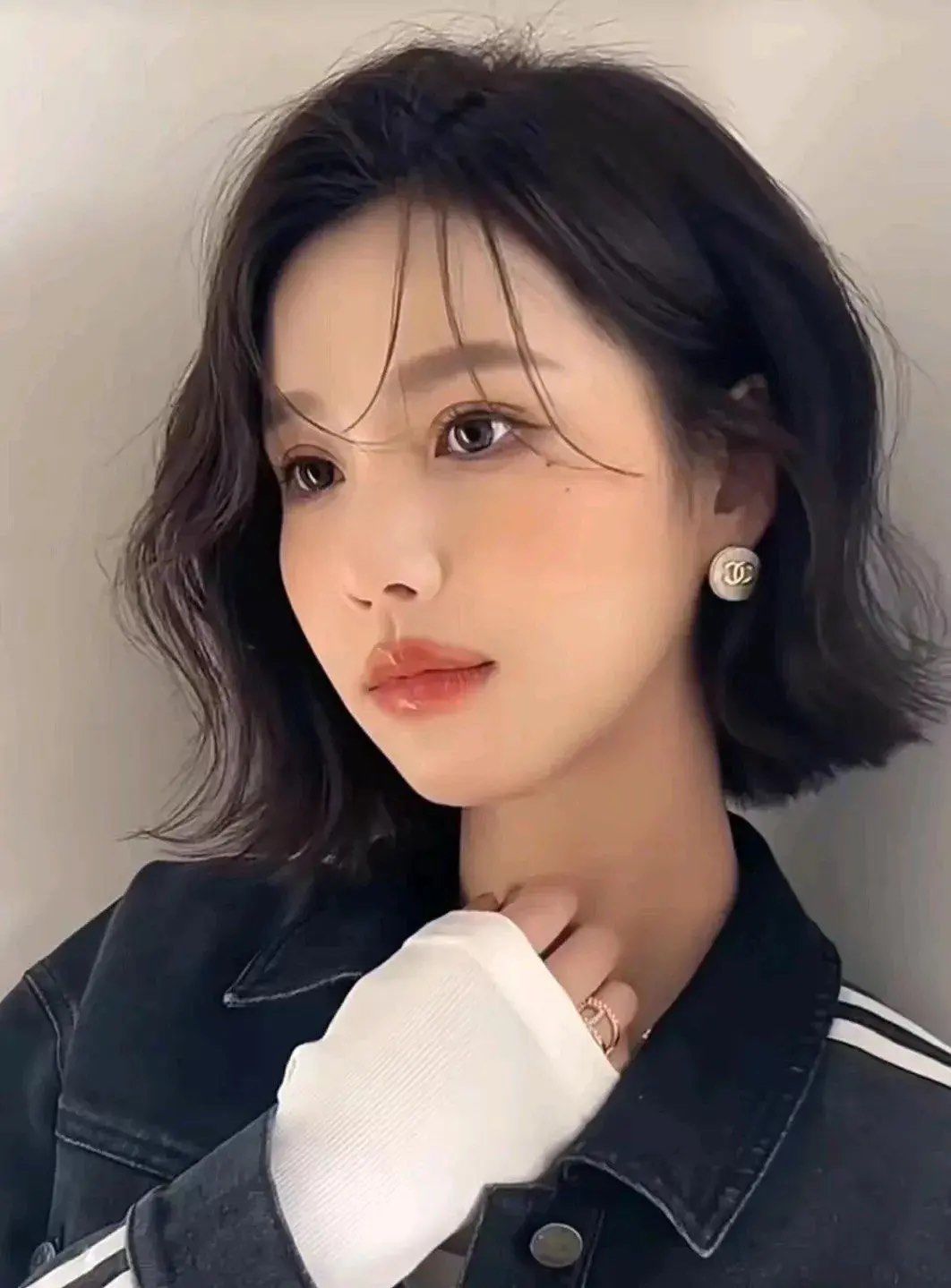 通过外翘的处理,头发呈现出俏皮动人的波浪