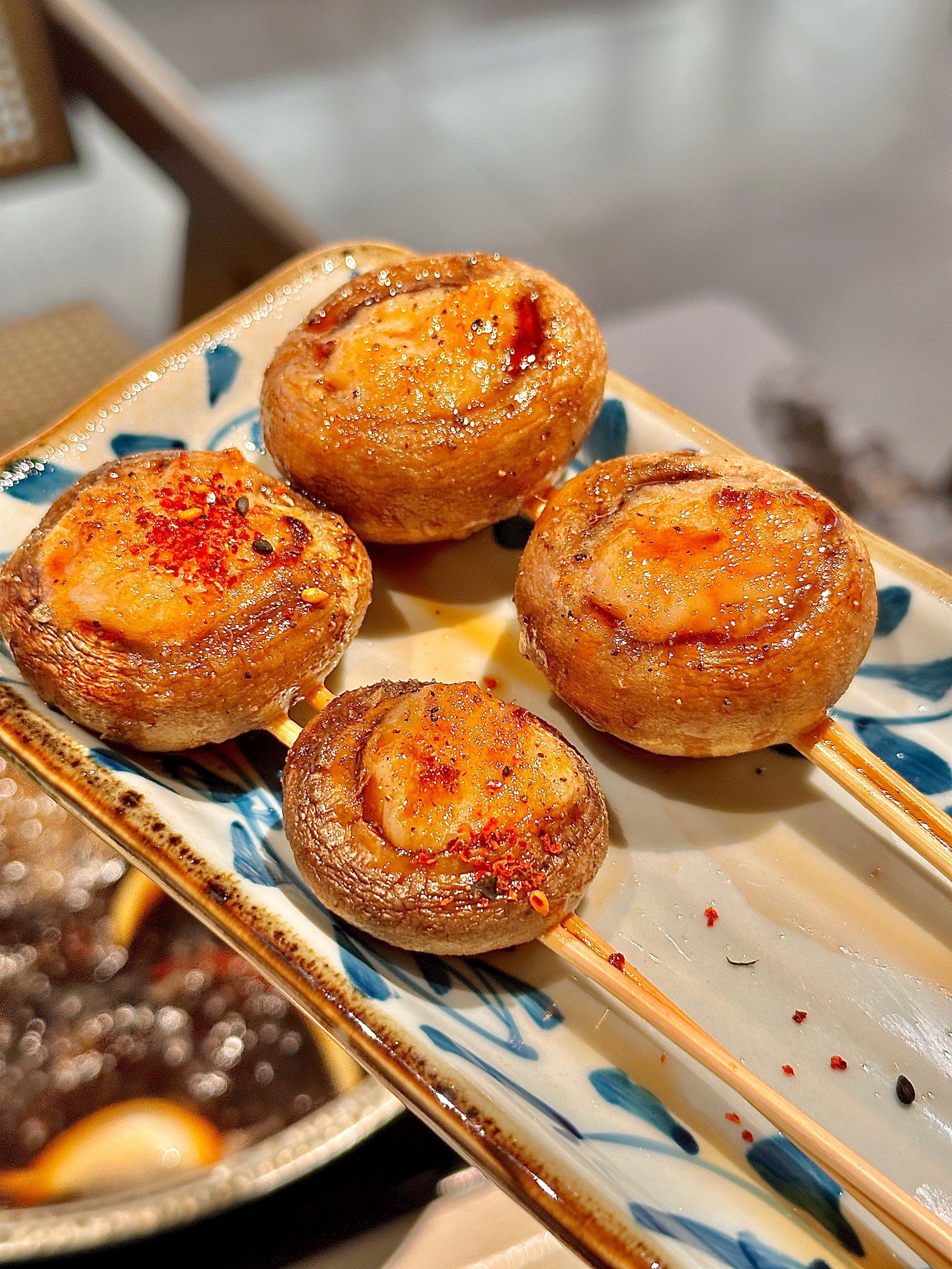 盐烤青花鱼,鱼身烤至金黄,鱼油被逼出,香脆外皮包裹嫩滑鱼肉,香气扑鼻