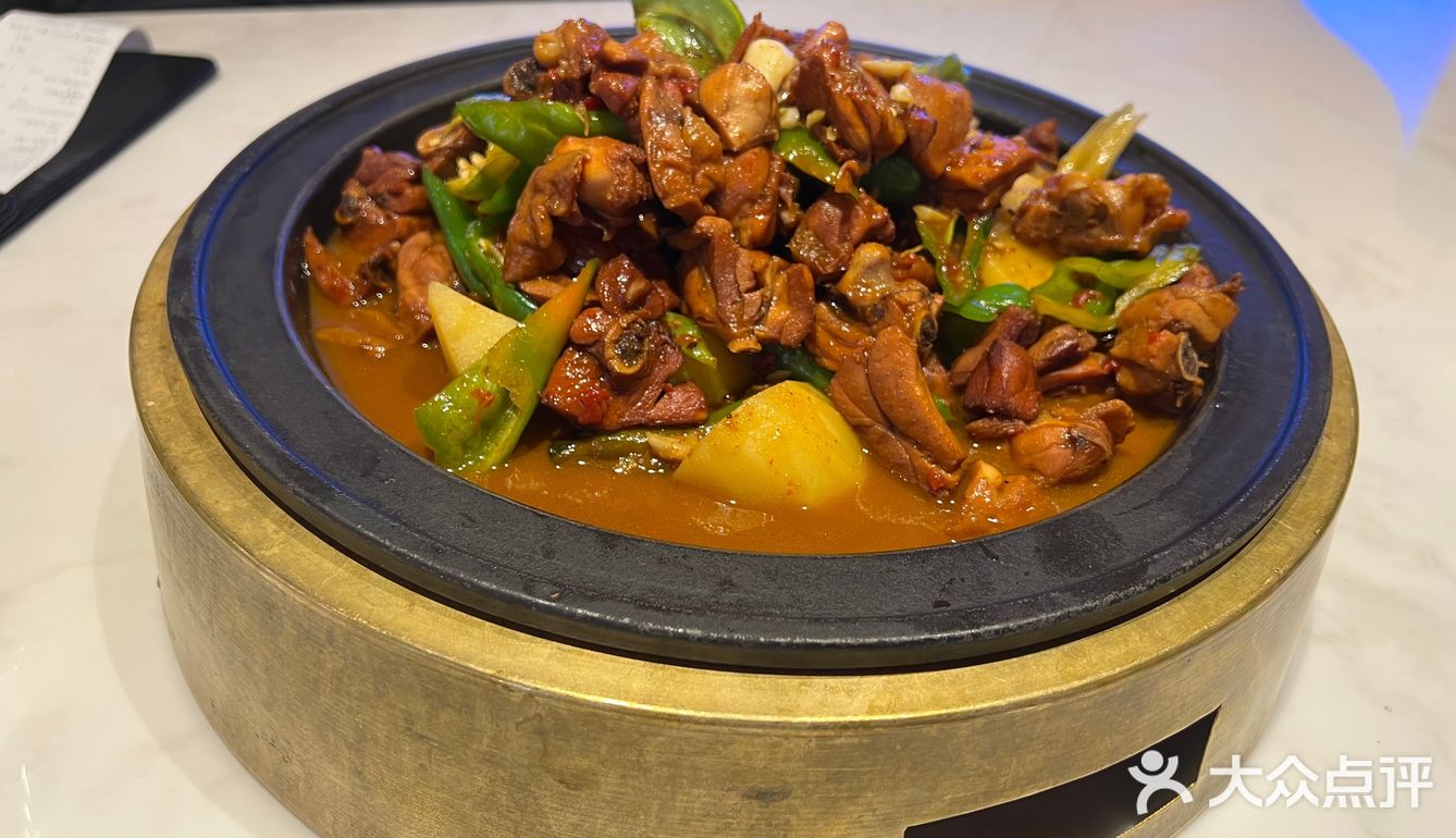 招牌新疆大盘鸡大盘鸡很大份，两个人吃都吃不完
