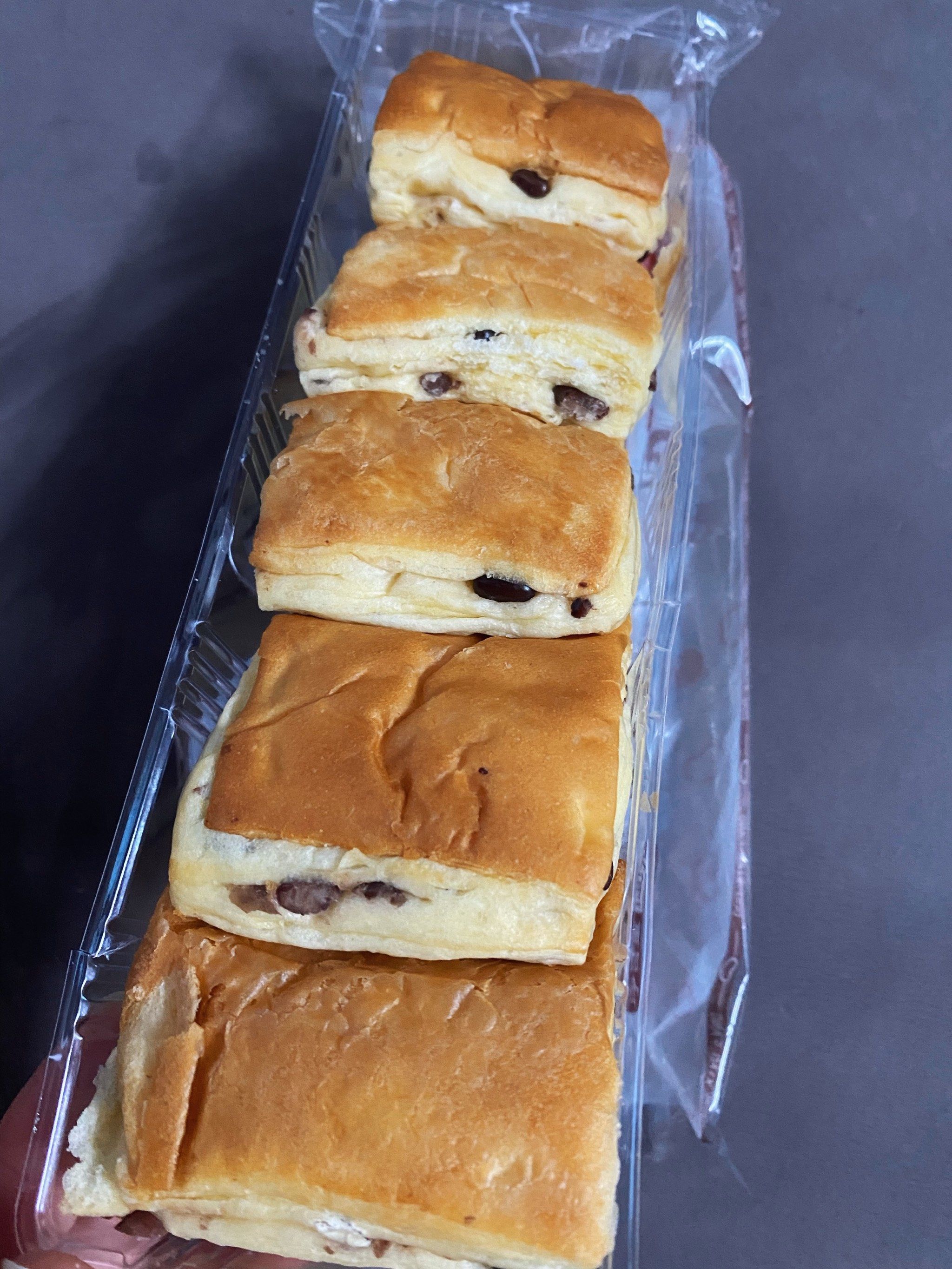 桃李豆小方起酥面包真是超好吃 隔着包装袋就有面包的香气传来