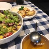 桌布是蓝白格子，高脚椅，空间挺敞亮的。一点点小复古