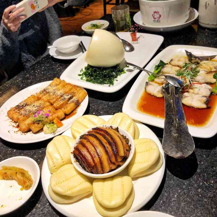 莲花餐饮(高新店)-"这个餐馆地方很大,门口有停车场,尽管如此.