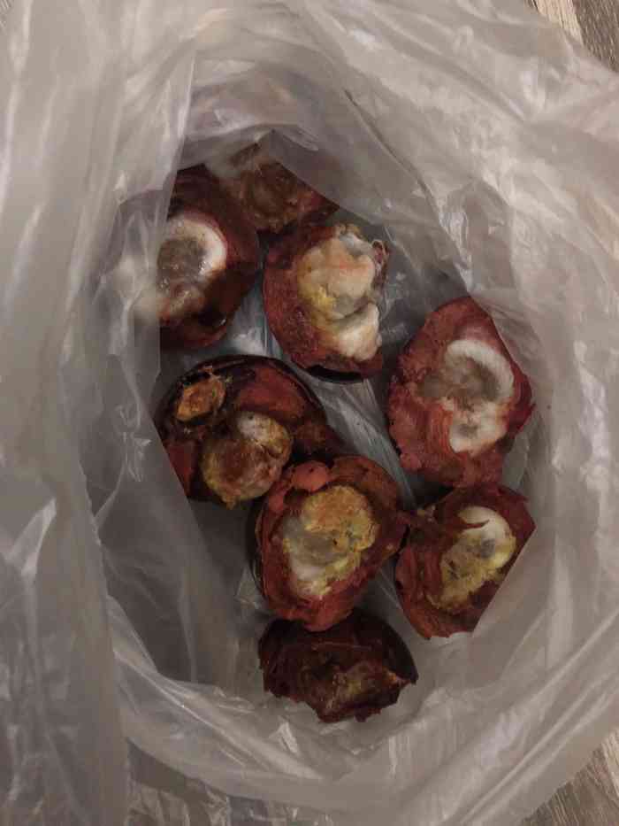 打分 花50块钱买了10个山竹结果掰开四个都是坏的.