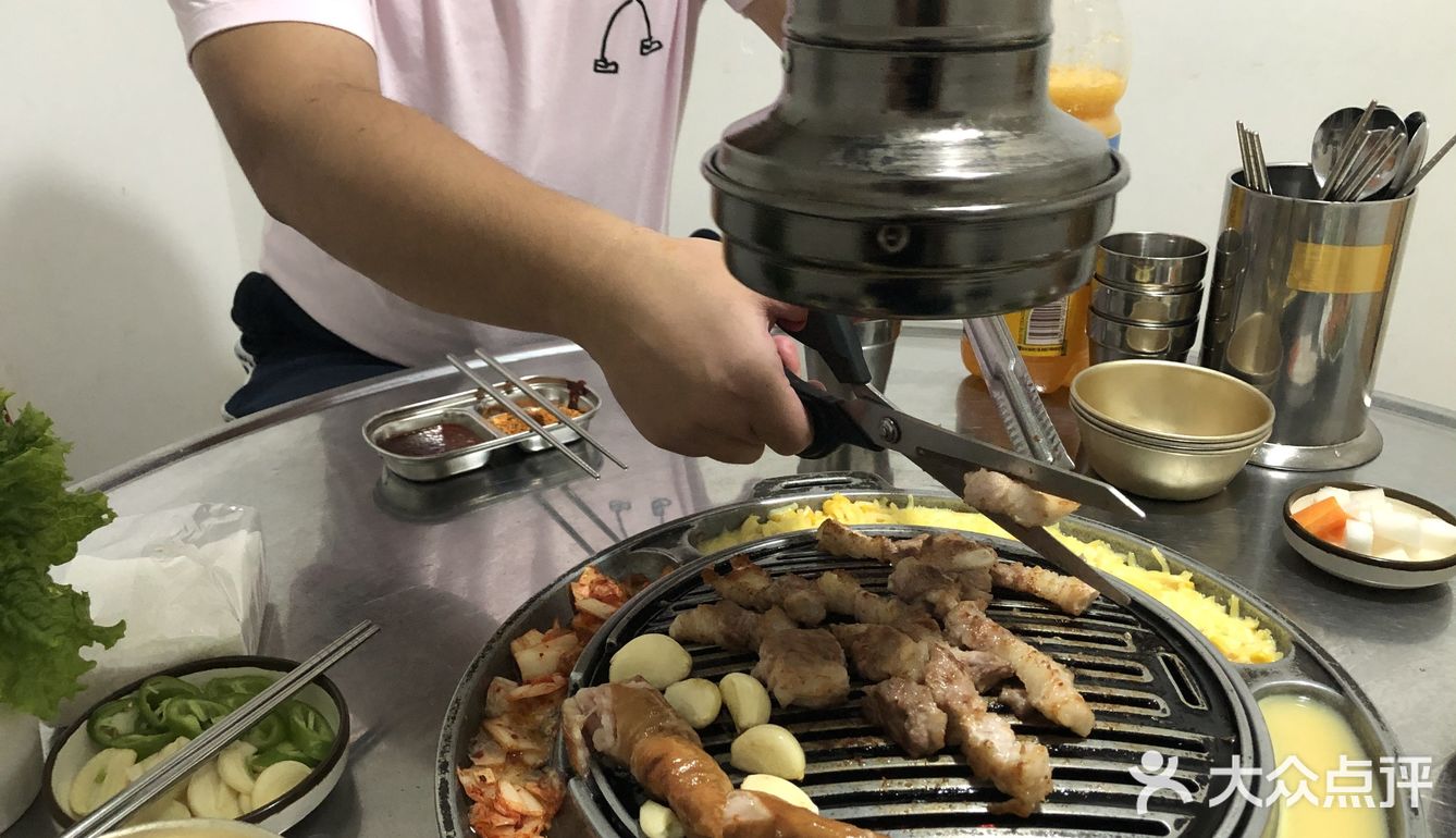 五花肉猪大肠、鸡软骨、鱿鱼和可以喝鲜美的蘑菇汁的口蘑