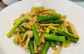 Fresh Bamboo Shoots Stir-Fried with Pearl Mushrooms