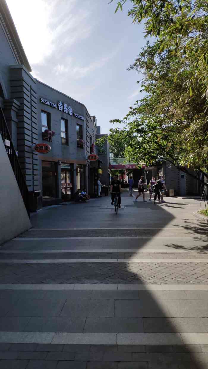 龙湖星悦荟-"位于地铁西苑站出口处,是小型室外娱乐场所.