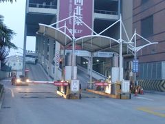 入口-百联西郊购物中心·停车场