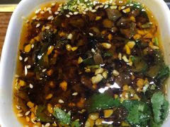 蘸料碟：香菇酱+香油+花生+芝麻+香菜-洪焱重庆老火锅(万福花园店)