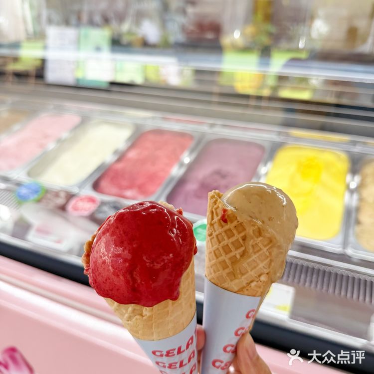  银泰金融岛散步，被一辆超吸睛的粉色小车闯入视线