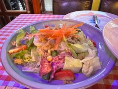 金枪鱼蔬菜沙拉-鲨鱼美式餐厅酒吧Sharky