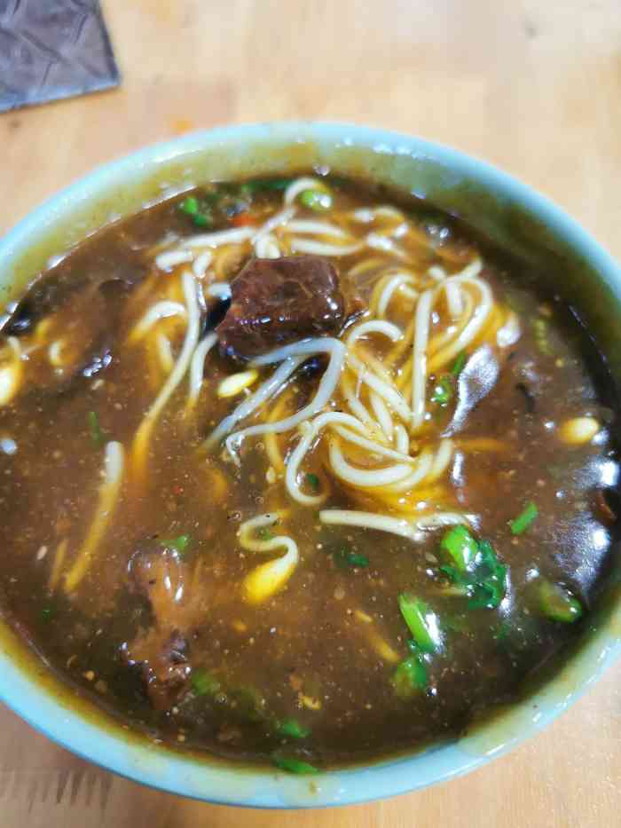 银鲜牛肉面(东街小巷店)-"年前结伴来阆中玩,古城里人群已熙熙攘攘,.