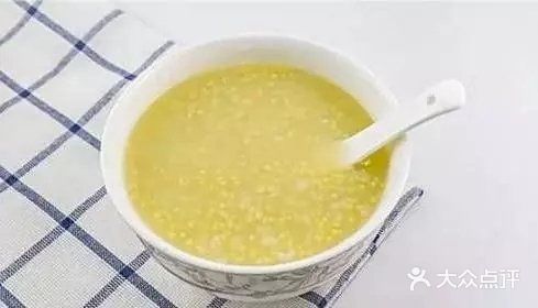 燕麦里加点小米，做成燕麦小米粥，喝起来清香绵柔