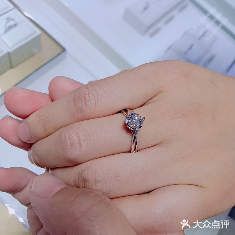 想给儿媳买个三十岁生日礼物，第一家就逛了克徕帝