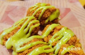 Low-Calorie Yogurt Avocado Dip with Fried Chicken