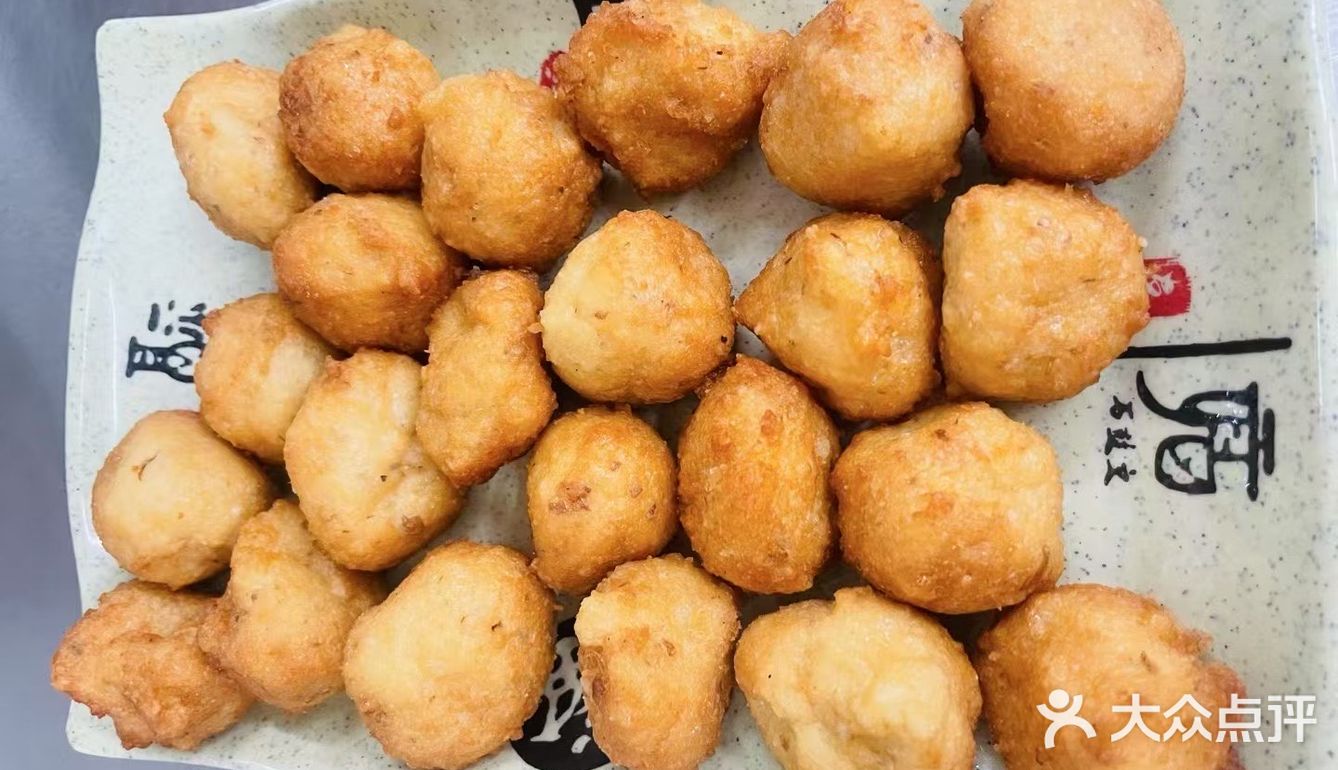 酒立方宵夜档位于常平的繁华地段，交通便利