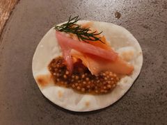 烟熏三文鱼配烤饺子皮和芥末籽酱-BOR Eatery(安福路店)