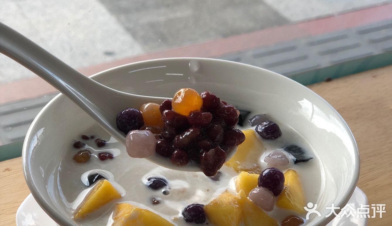 吃不出甜品的味道来 「椰奶烧仙草加小芋圆」这个挺好吃的