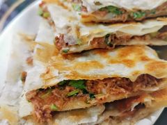 饼夹肉-老红桥炸灌肠牛肚锅烧烤(定福庄店)