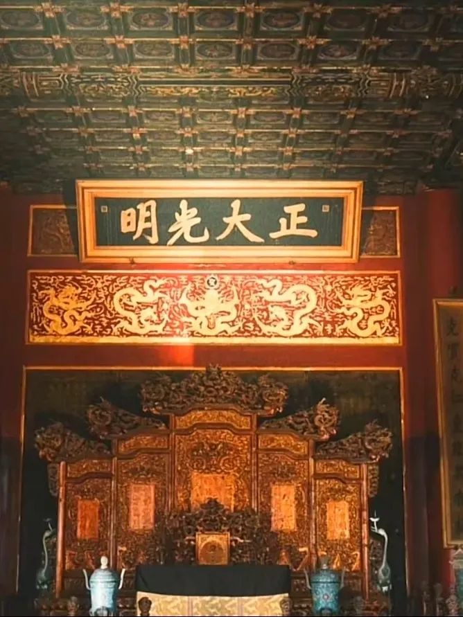 n乾清宫正午,"正大光明"匾映日生辉