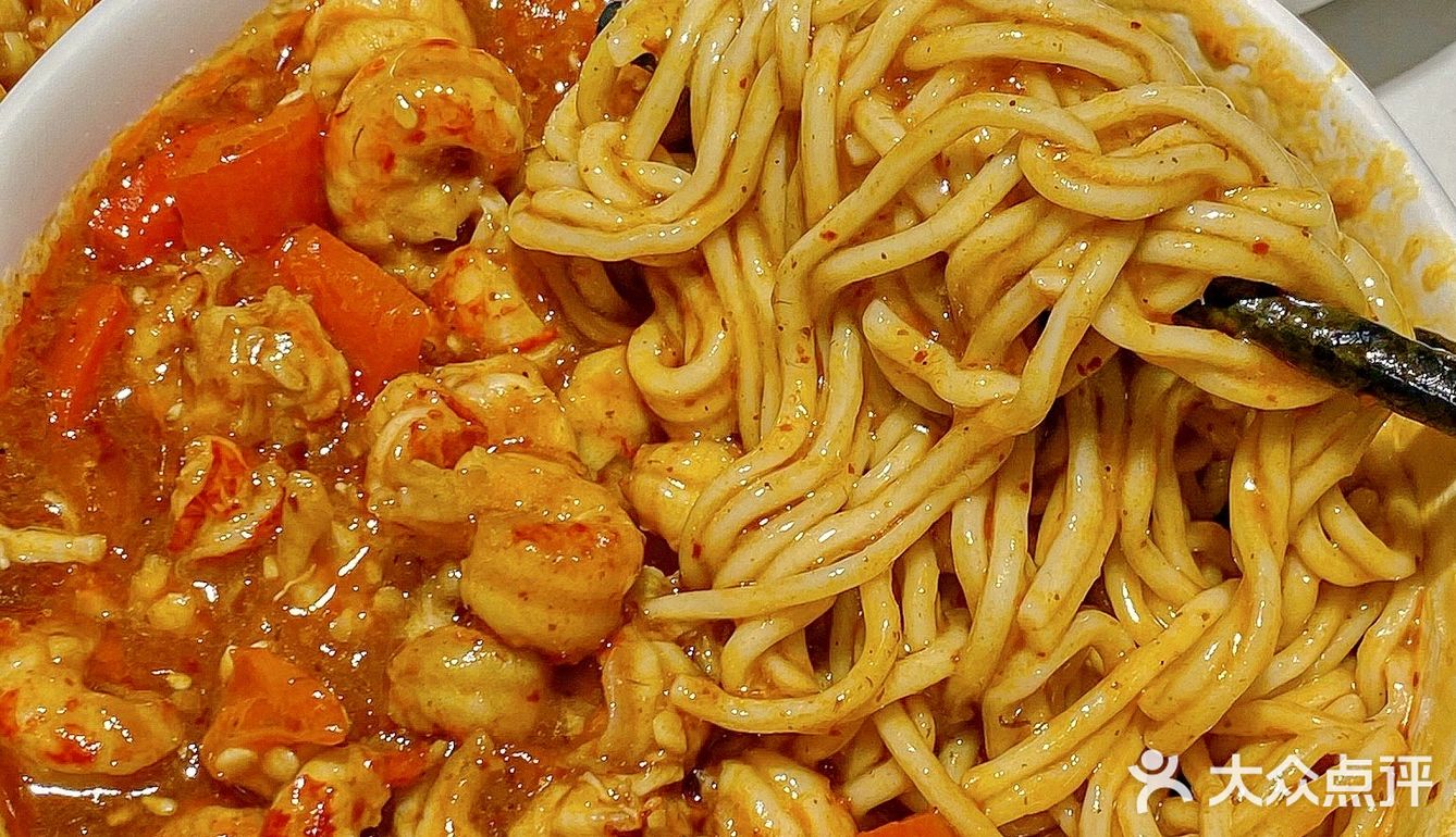 裹满酱汁的小龙虾面！我能吃100次[流泪][流泪][流泪]