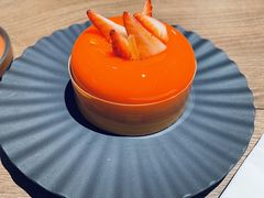 葡萄柚草莓萨伐仑松饼-潮一不贰·法式甜品·生日蛋糕·西式简餐(外滩店)