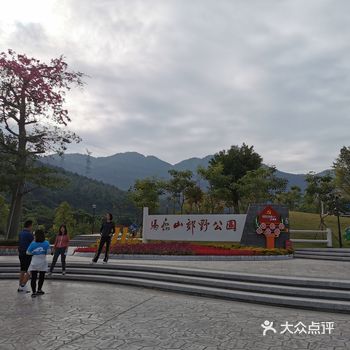 今天重阳节，于是决定去爬山，看到评论说从西北门入园风