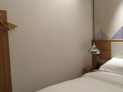 -柏曼酒店(广州天河体育中心林和西地铁站店)