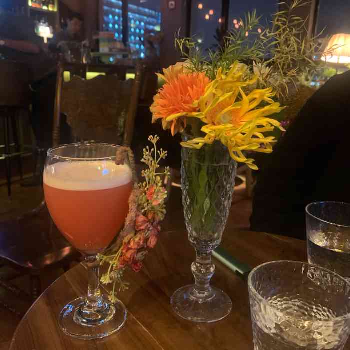 alphase·花酒-"万圣节在酒吧参加的活动,可能是万圣节的缘.