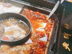 -老牌坊云南鱼豆花火锅(哈西万达店)