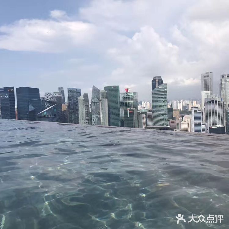 必须是金沙酒店顶层的无边泳池啦！