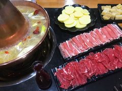 -果松木炭酸菜铜火锅·外婆参鸡汤