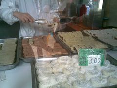 服务员在切糕点-五芳斋(中山大道总店)