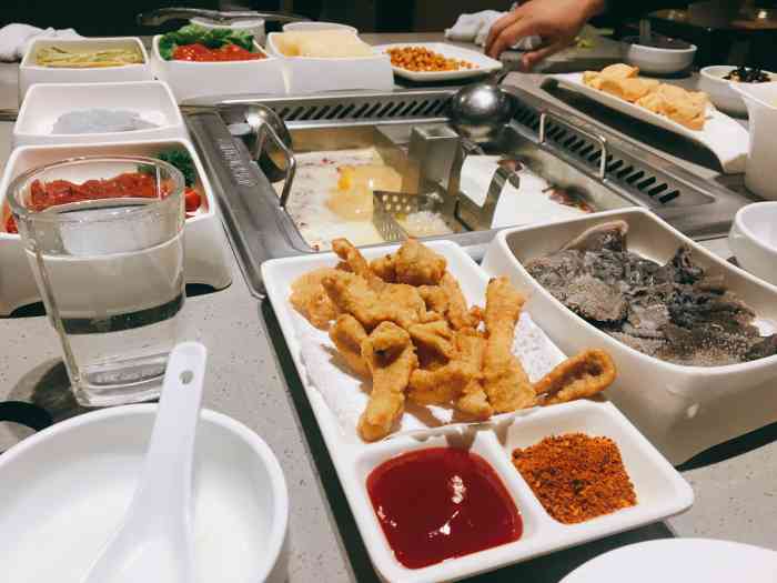 海底捞火锅(德思勤四季汇店)-"[薄荷]环境:场地还是有得天独厚的条件.