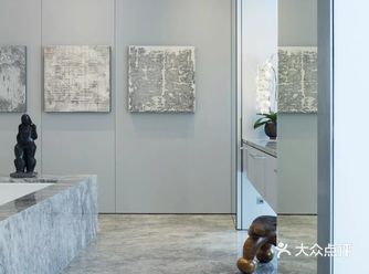 主卫内摆满了雕塑装饰，墙面的挂画配合浅灰色的大理石