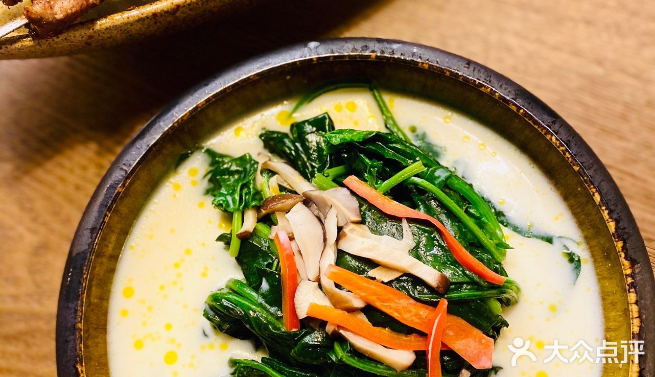 他们家的灯饰就其实就很有那种异域风情了～整个环境就在