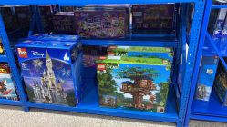 -逝水玩具折扣店