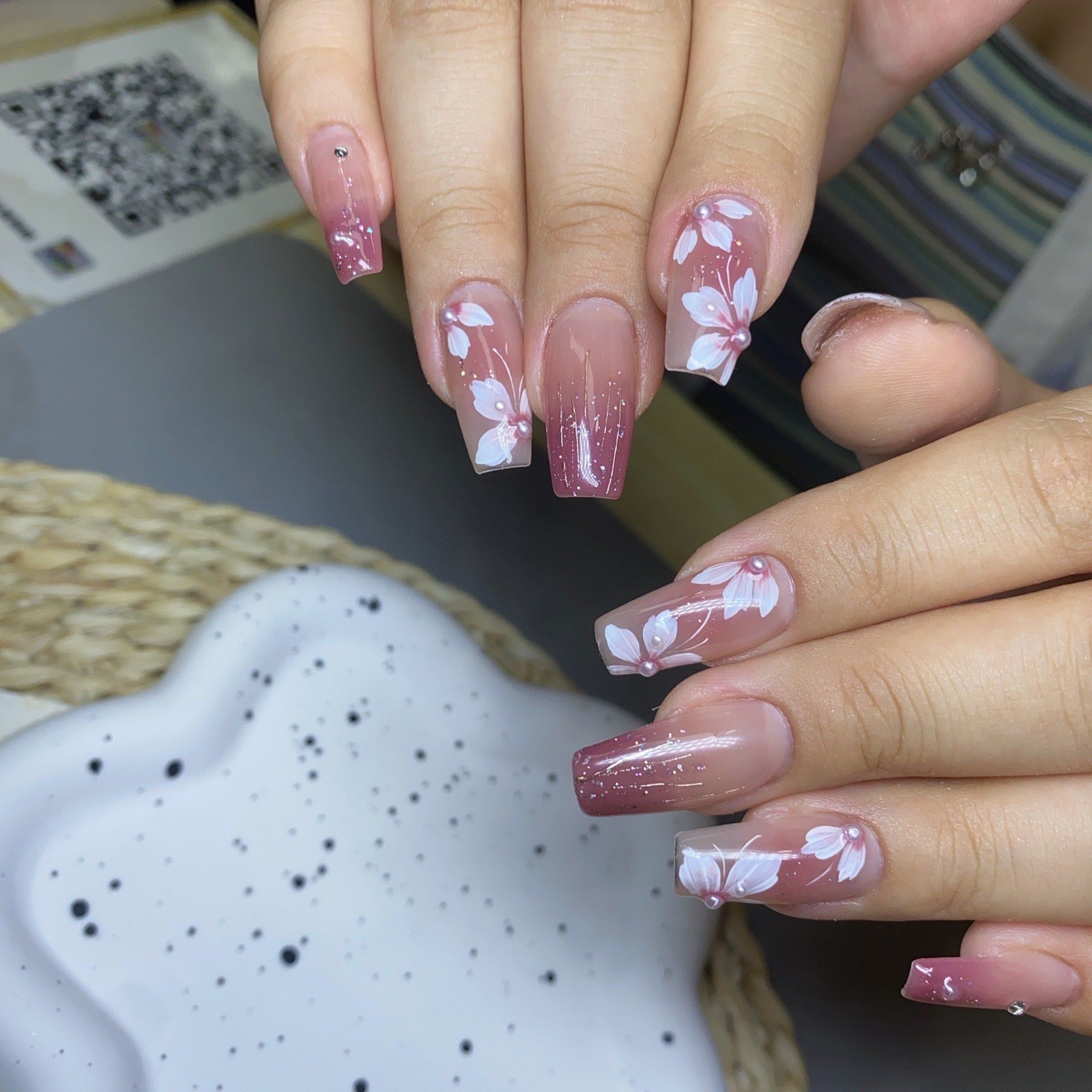 创意满满粉色甲手绘花花美甲款式
