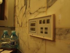 主卧浴室的电视控制器-王府半岛酒店