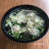 向我递出她的两张Hello Kitty餐巾纸