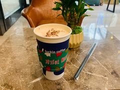 圣诞姜饼人拿铁-瑞幸咖啡(维佳佰港大酒店店)