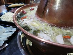 -果松木炭酸菜铜火锅·外婆参鸡汤