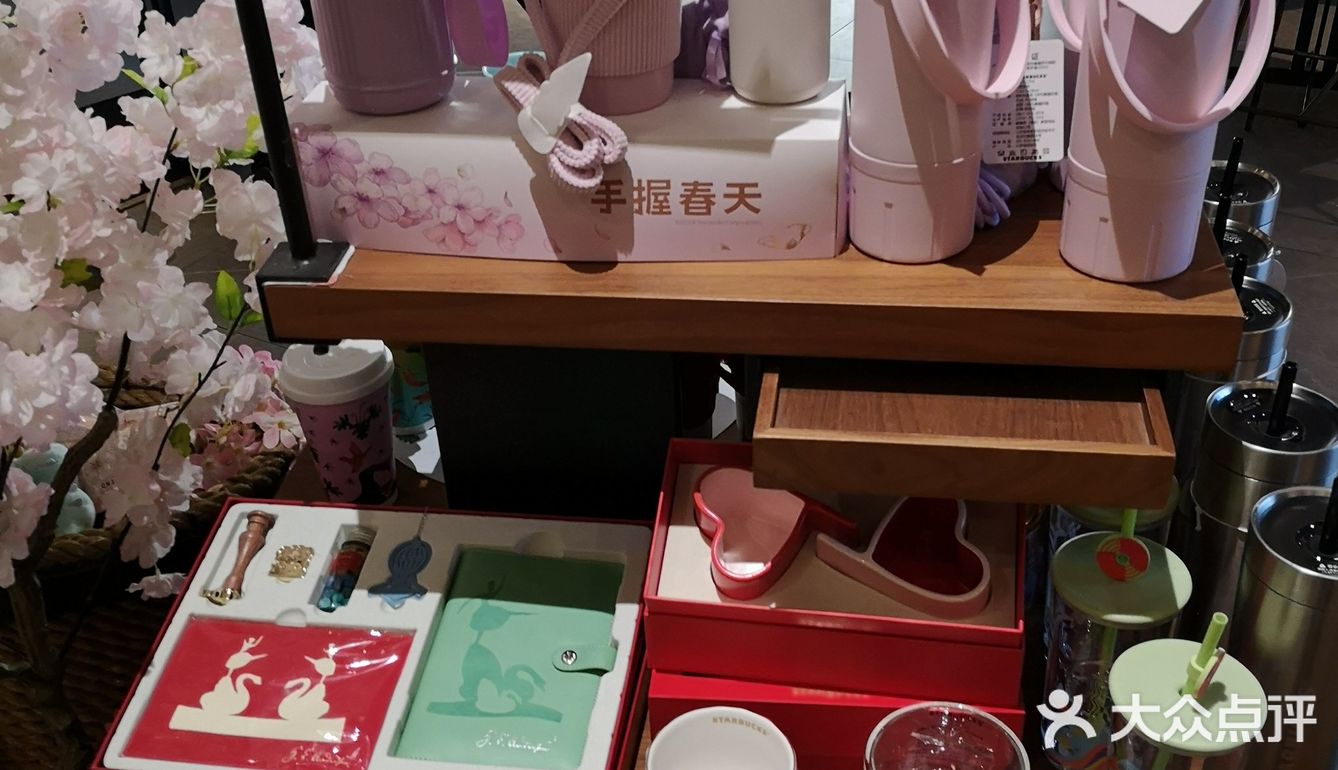 春天的到来，星巴克里也遍插着樱花了！