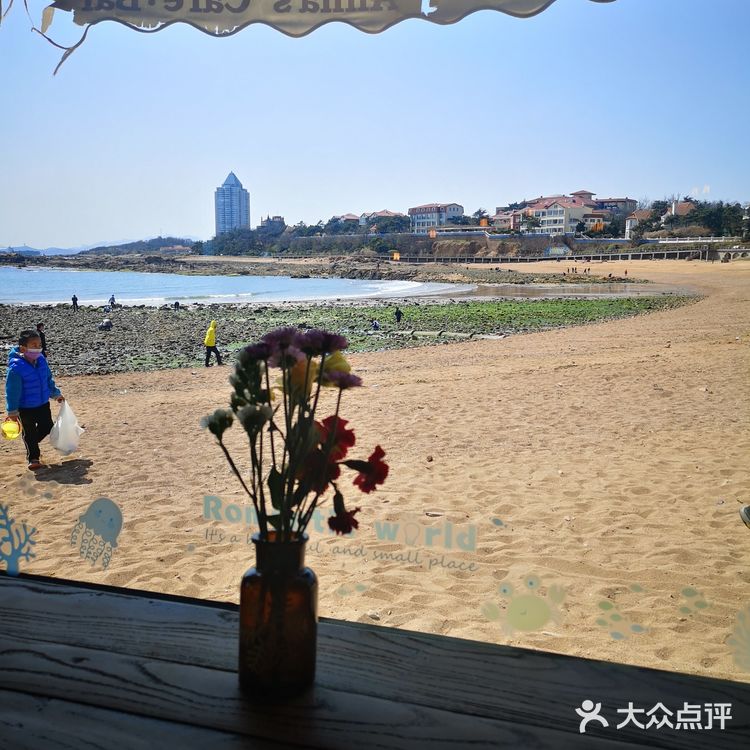 今天来到海边的安娜海景咖啡馆，阳光明媚的中午