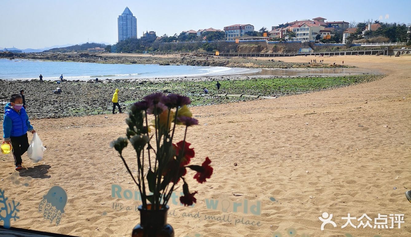 今天来到海边的安娜海景咖啡馆，阳光明媚的中午