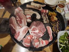 -江南猪肉商会无限续吃(弘大店)